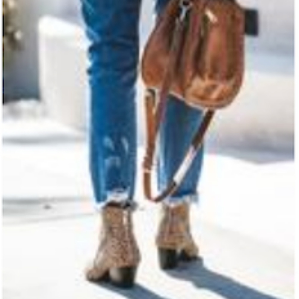 ❌SOLD ❌ Leopard Boots - Picture 4 of 8